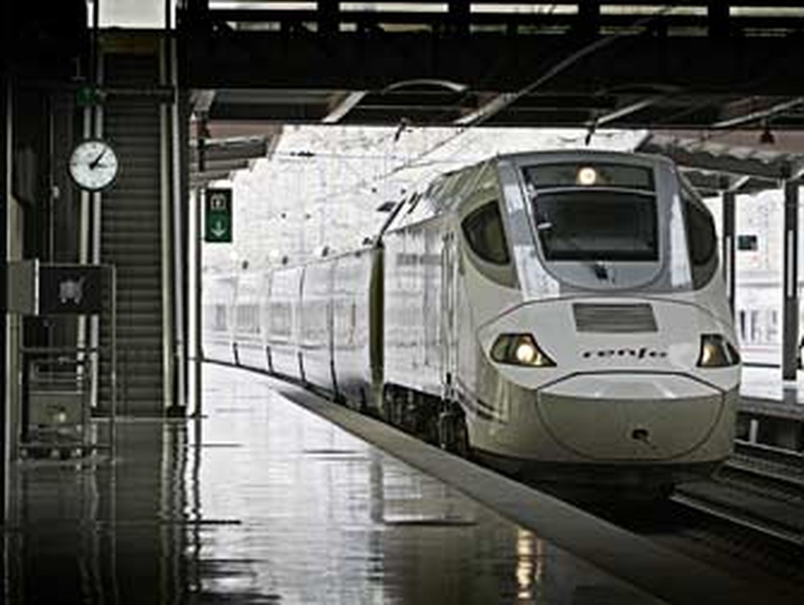 El nuevo tren llegó a Cádiz con 38 minutos de retraso. /Julio González