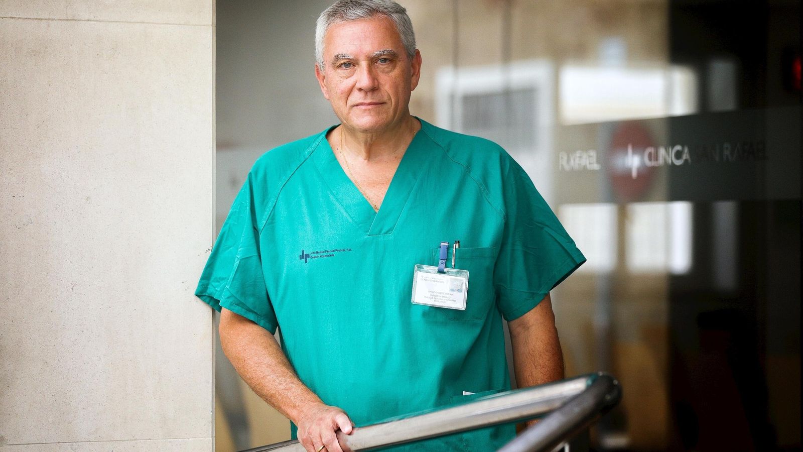 El doctor Ignacio Ortiz, en la puerta de acceso del hospital de San Rafael de Cádiz.