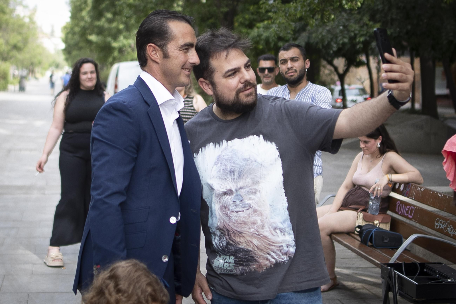 Las imágenes de la nueva exposición al aire libre que rinde homenaje a “El Fandi” en Granada
