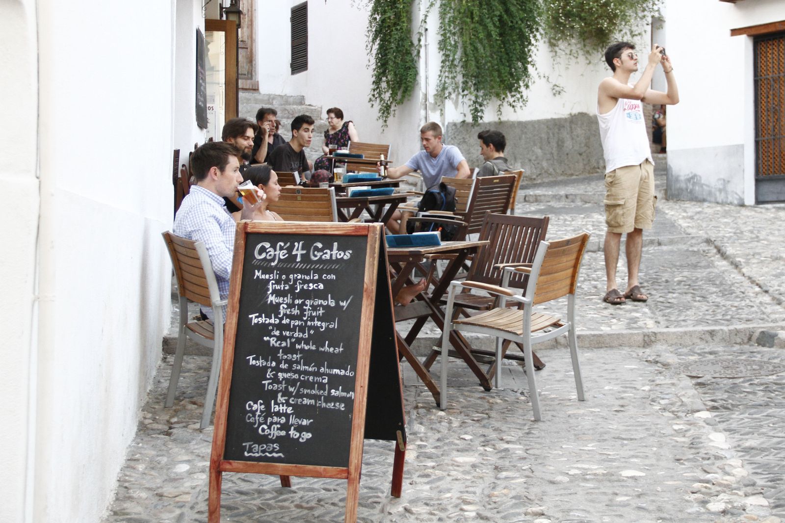 Imagen de archivo de una terraza instalada en las calles del barrio del Albaicín