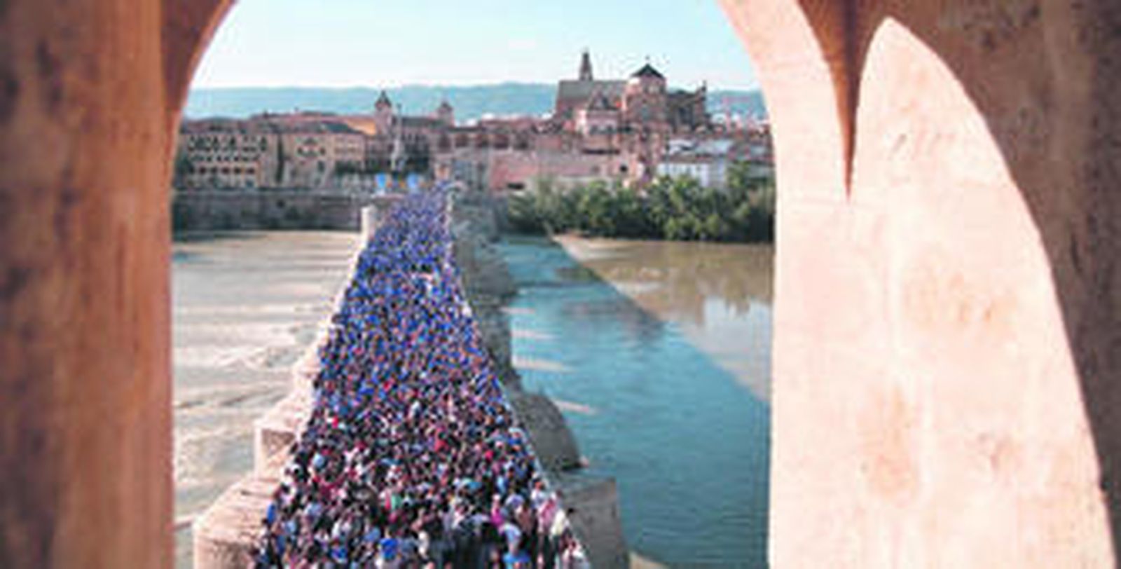 Fotografía colectiva realizada en el Puente Romano el pasado mes de marzo.