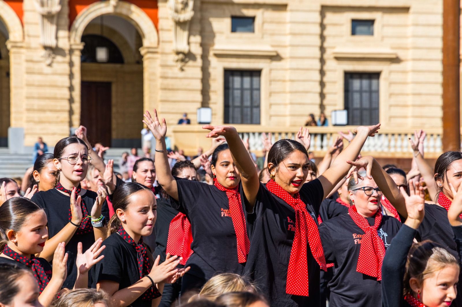 El flamenco toma la plaza del Rey: 'flashmob' de las academias de baile en San Fernando