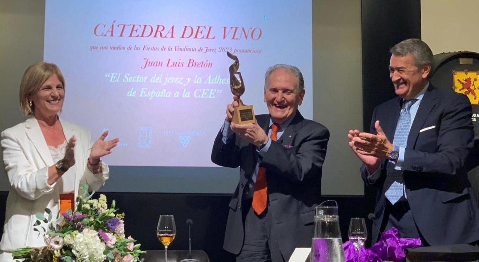 Juan Luis Bretón, junto a la alcaldesa y el presidente del Consejo Regulador, durante la Cátedra del Vino de 2023.