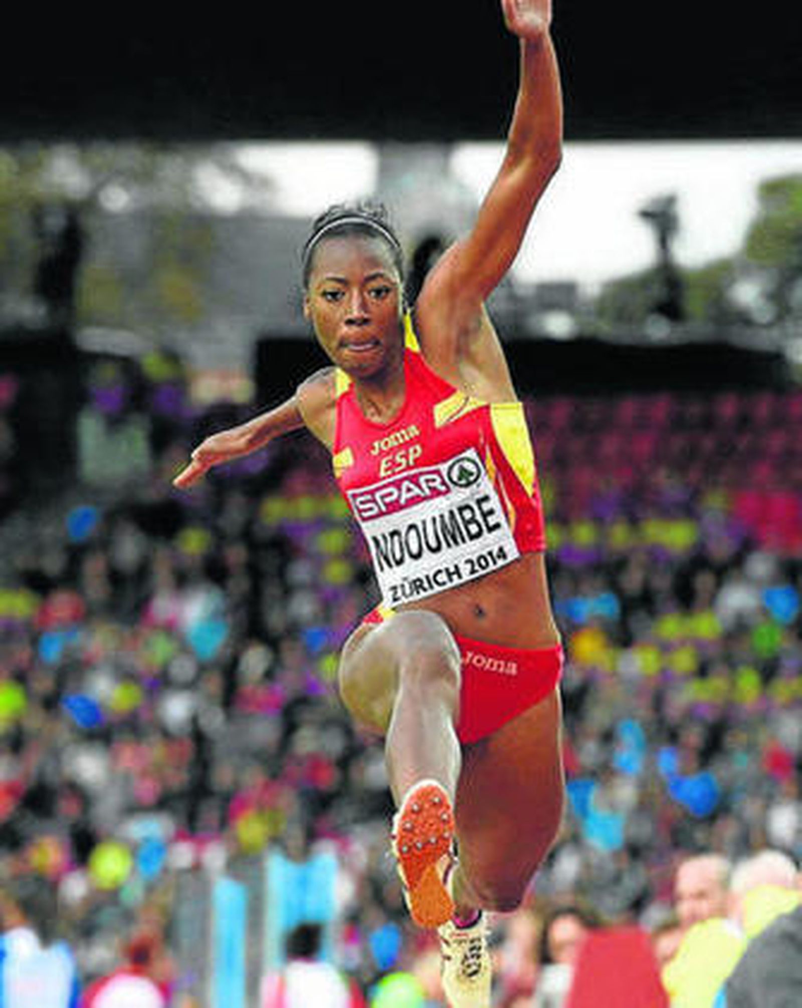 Ndoumbe realiza uno de los saltos de la tarde.