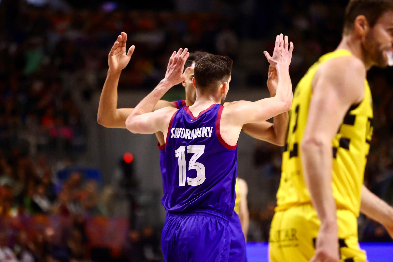 Satoransky y Da Silva celebran. Satoransky y Da Silva celebran.
