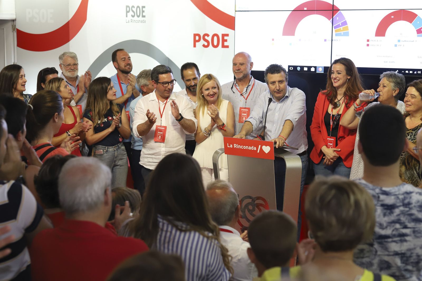 Javier Fernández, con parte de su equipo, tras conocerse el resultado electoral.
