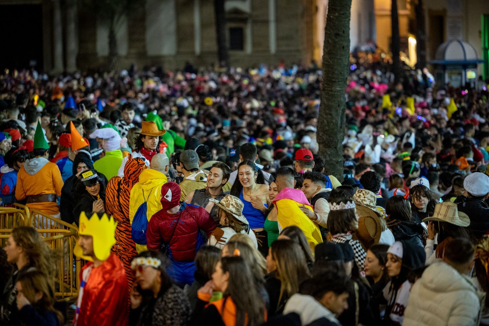 Sábado de Carnaval: La plaza de la Catedral vuelve a concentrar el macrobotellón en Cádiz