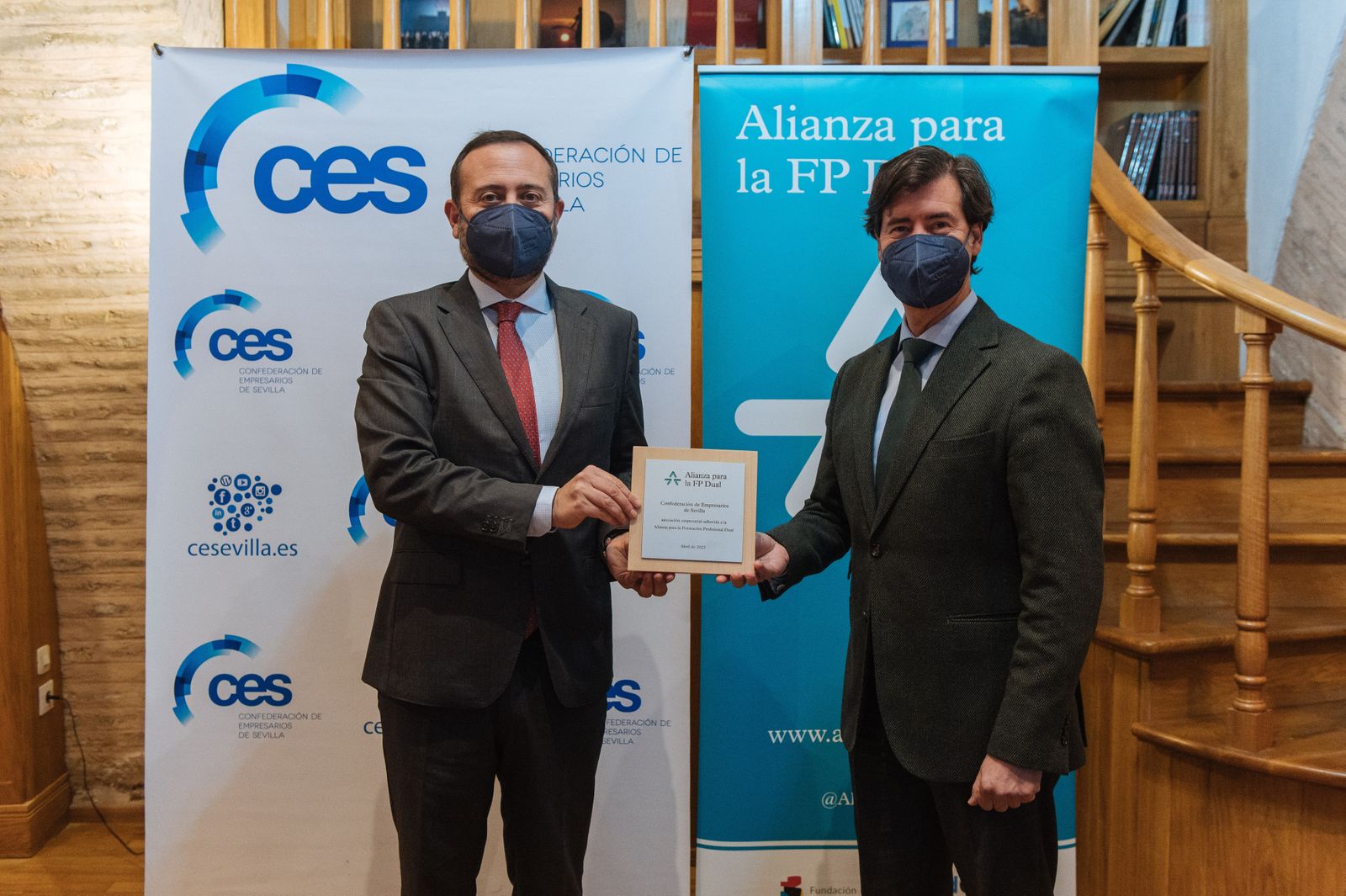 El presidente de la CES, Miguel Rus Palacios, e Ignacio de Benito, senior project manager de la Fundación Bertelsmann en la firma del acto de adhesión.