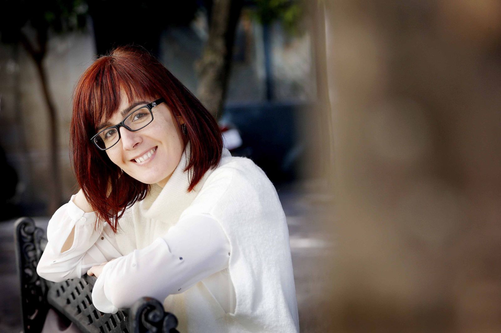 1. Elena Alejos, tras la entrevista días atrás. 2. Un descanso durante la cosecha de la uva, en la vendimia de 2015. 3. Con el encargado de la viña, durante los controles de maduración, en septiembre-octubre de 2016. 4. La enóloga, junto a unas barricas, en julio de 2016.