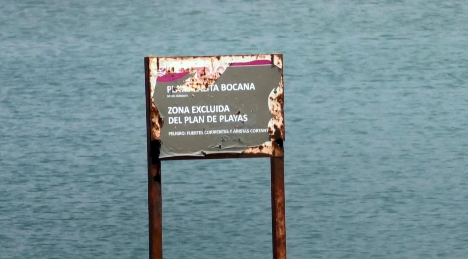 Cartel de la calita de La Bocana que anuncia la prohibición del baño