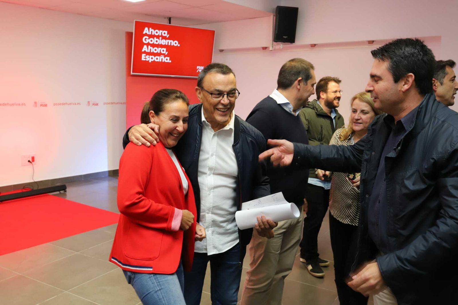 El secretario provincial, Ignacio Caraballo, celebra con los candidatos de su partido el triunfo.
