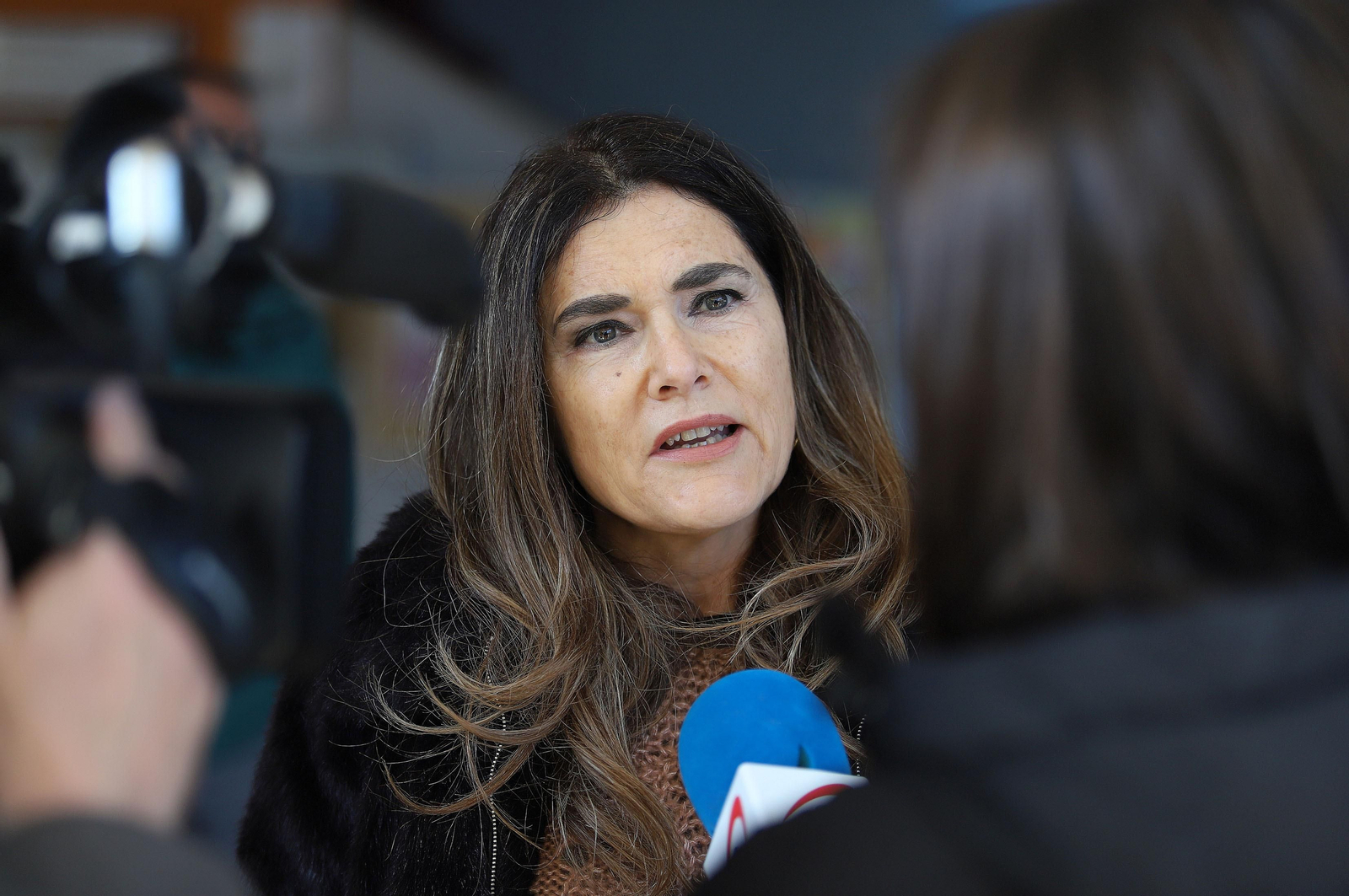 Compañeros y profesores de los estudiantes de Trabajo Social guardan un minuto de silencio en memoria de sus compañeros fallecidos en el incendio, en imágenes