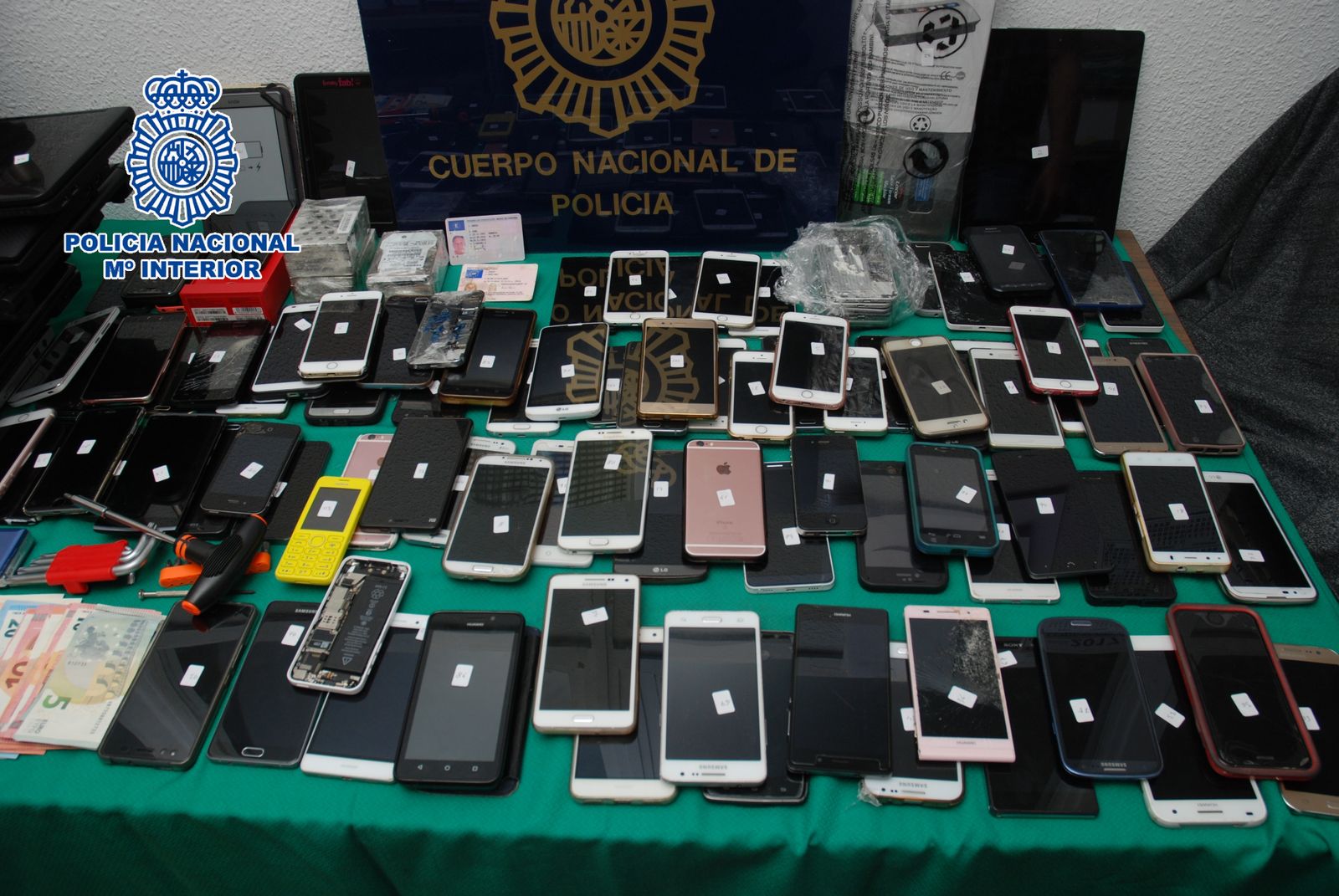 Móviles incautados por la Policía Nacional.