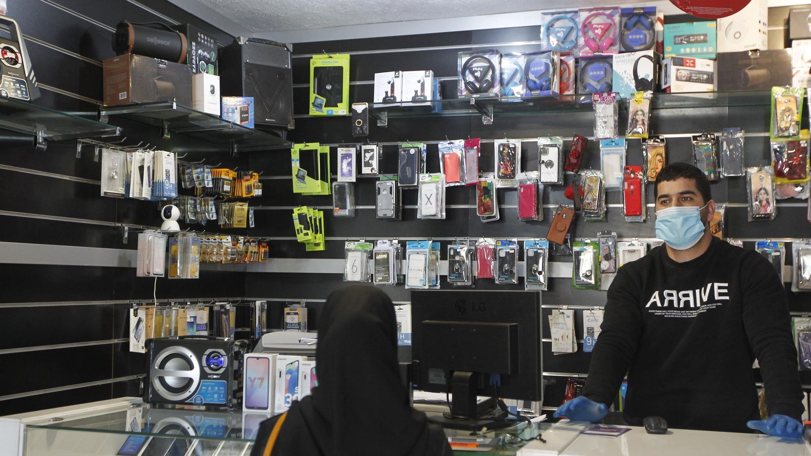 Jawal El Boustati atiende su locutorio, que ha dado un bajón por el cierre de Extranjería