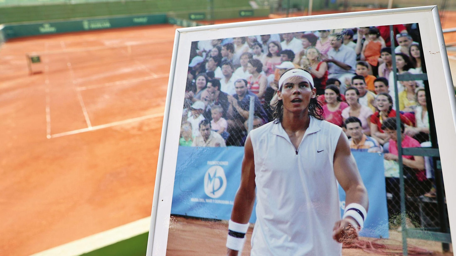 Retrato de Rafa Nadal que luce en las instalaciones del Real Club Recreativo de Tenis de Huelva.