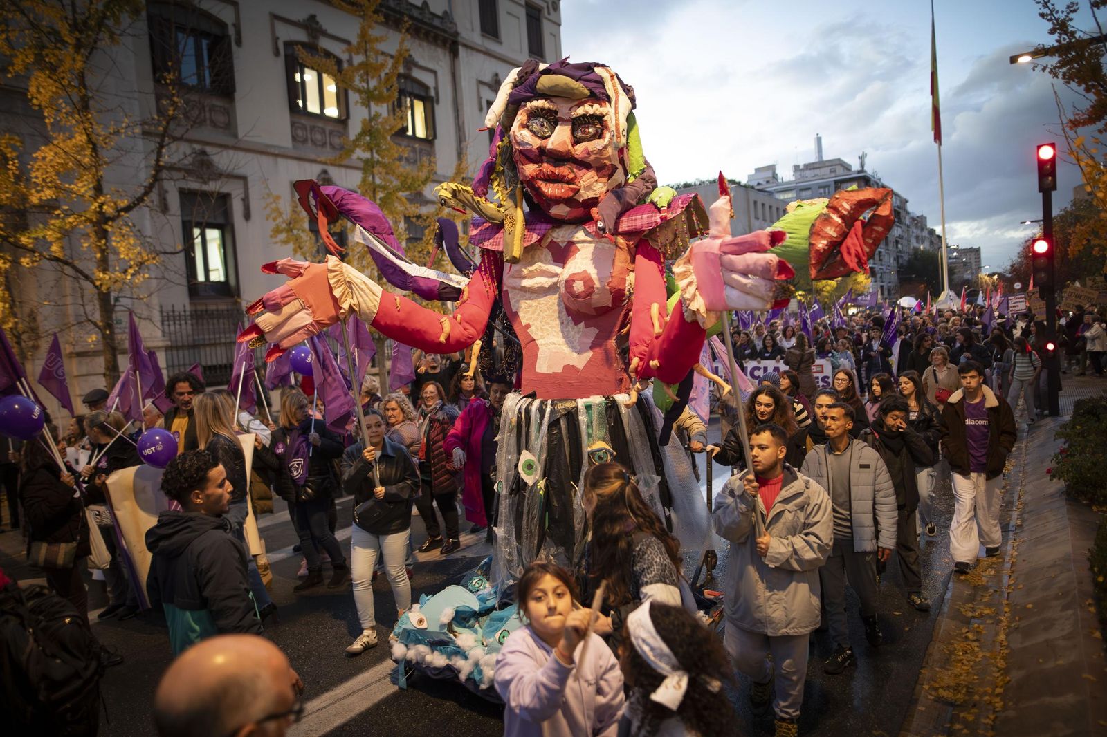 Todas las imágenes de la movilización de Granada contra la violencia machista este 25N
