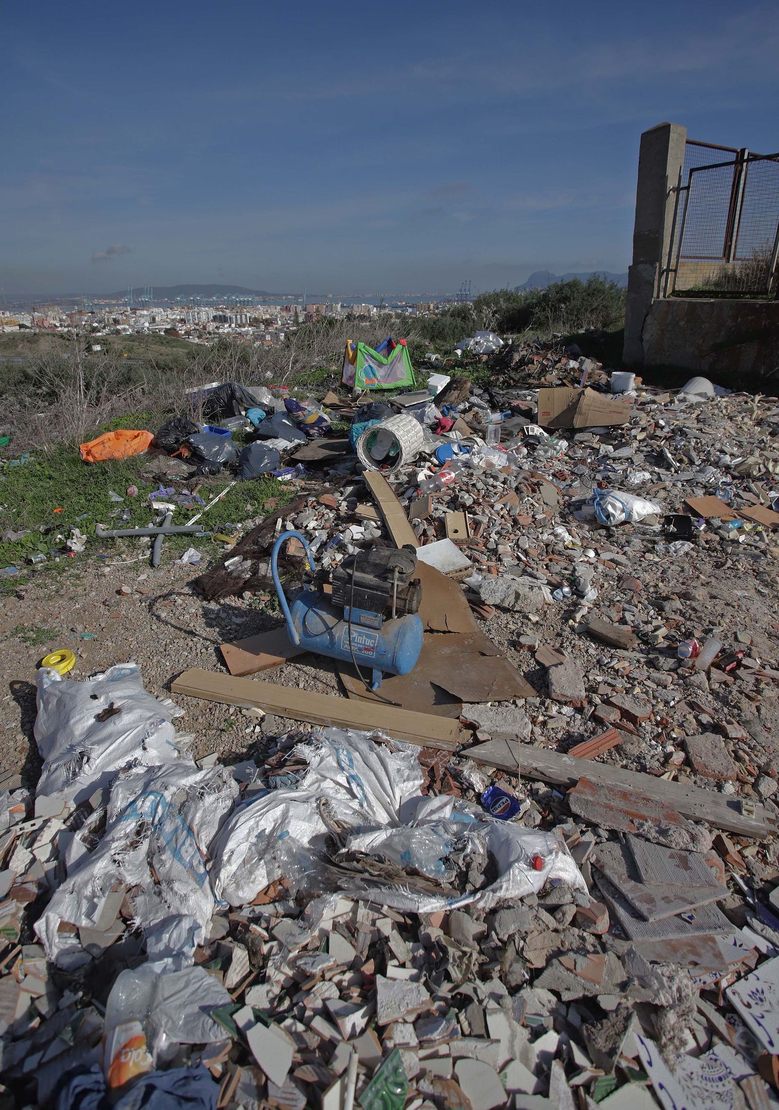 Fotos de los vertederos y escombreras ilegales en la zona de Alamillos Oeste en Algeciras