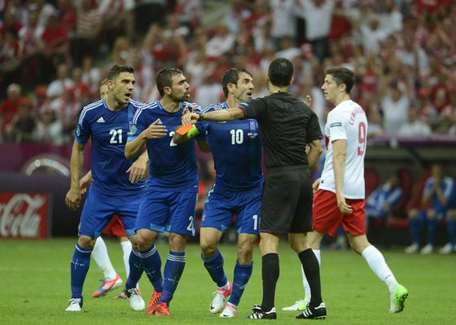 Polonia y Grecia empatan 1-1 en un interesante partido inaugural con dos expulsados, polémica y un penalti fallado.

Foto: EFE