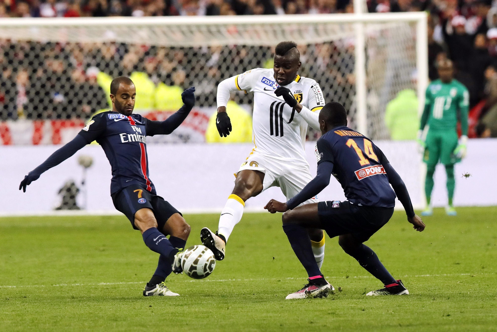 Amadou, centrocampista del Lille, en un partido con el PSG.