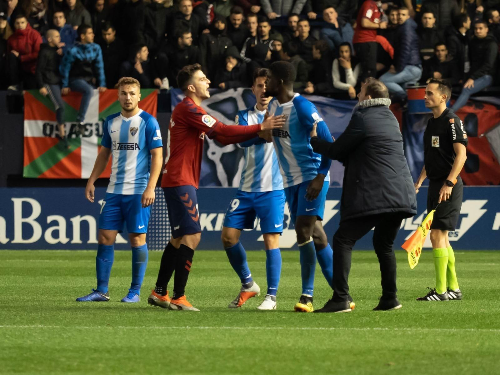 N'Diaye, en el Osasuna-Málaga, siendo sujetado por el delegado Josemi.