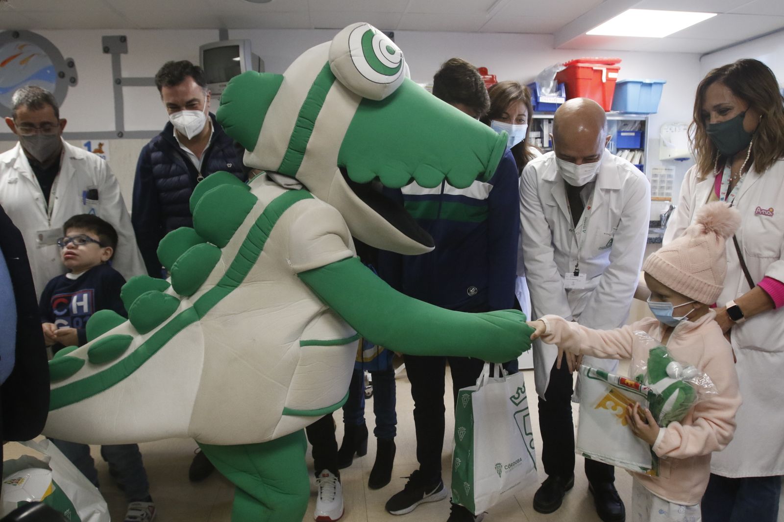 La visita del Córdoba CF al Hospital Reina Sofía, en imágenes