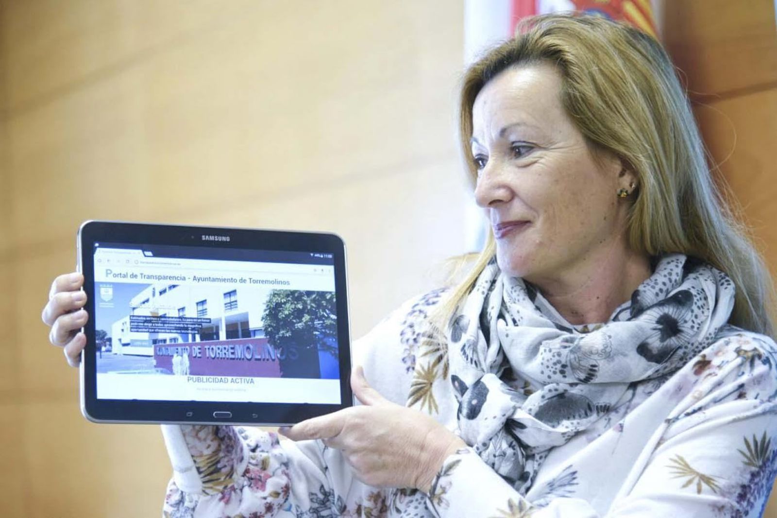 Carmen García muestra la página principal del portal.