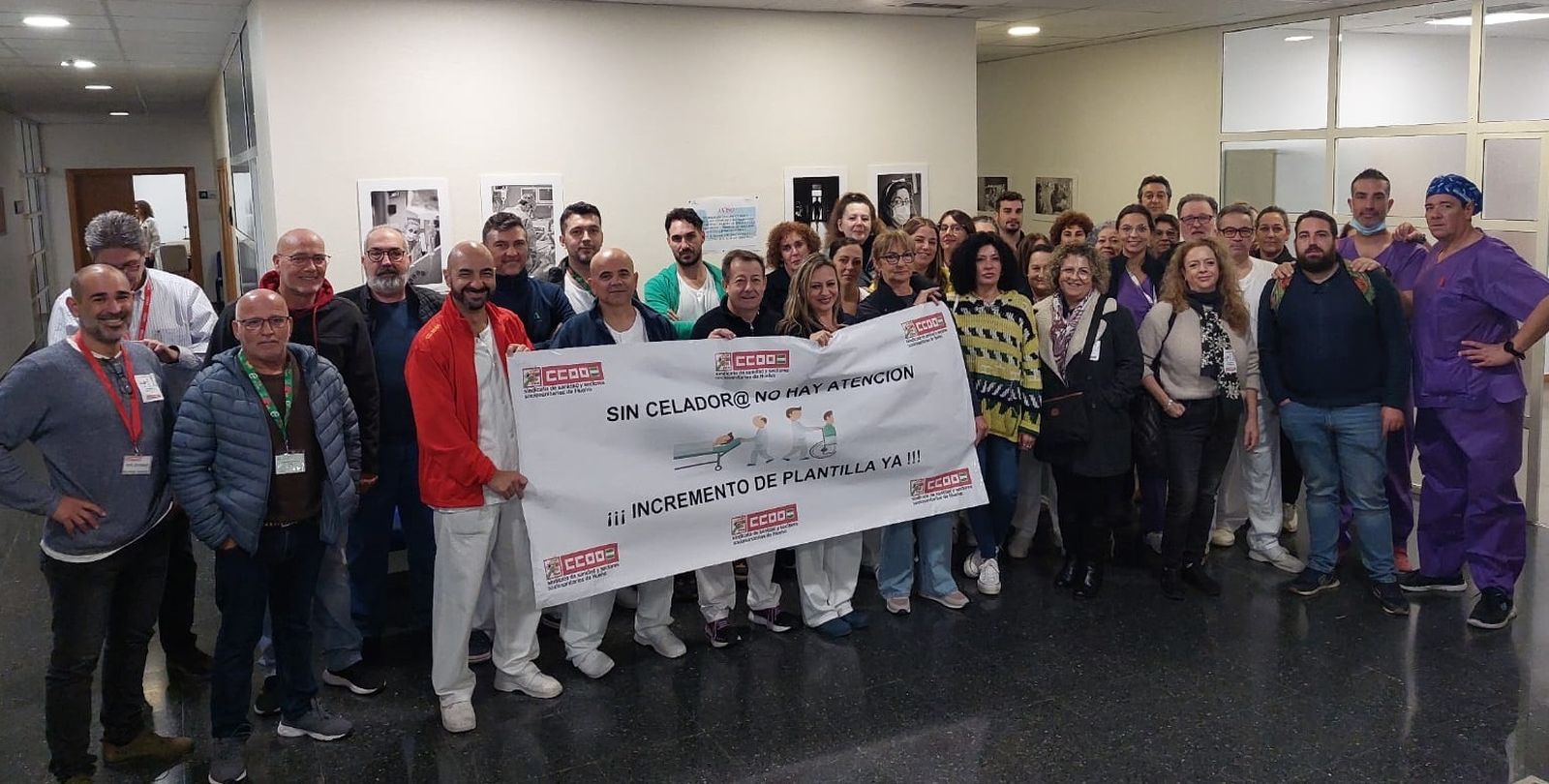 Concentración de celadores este martes en el hospital Juan Ramón Jiménez.
