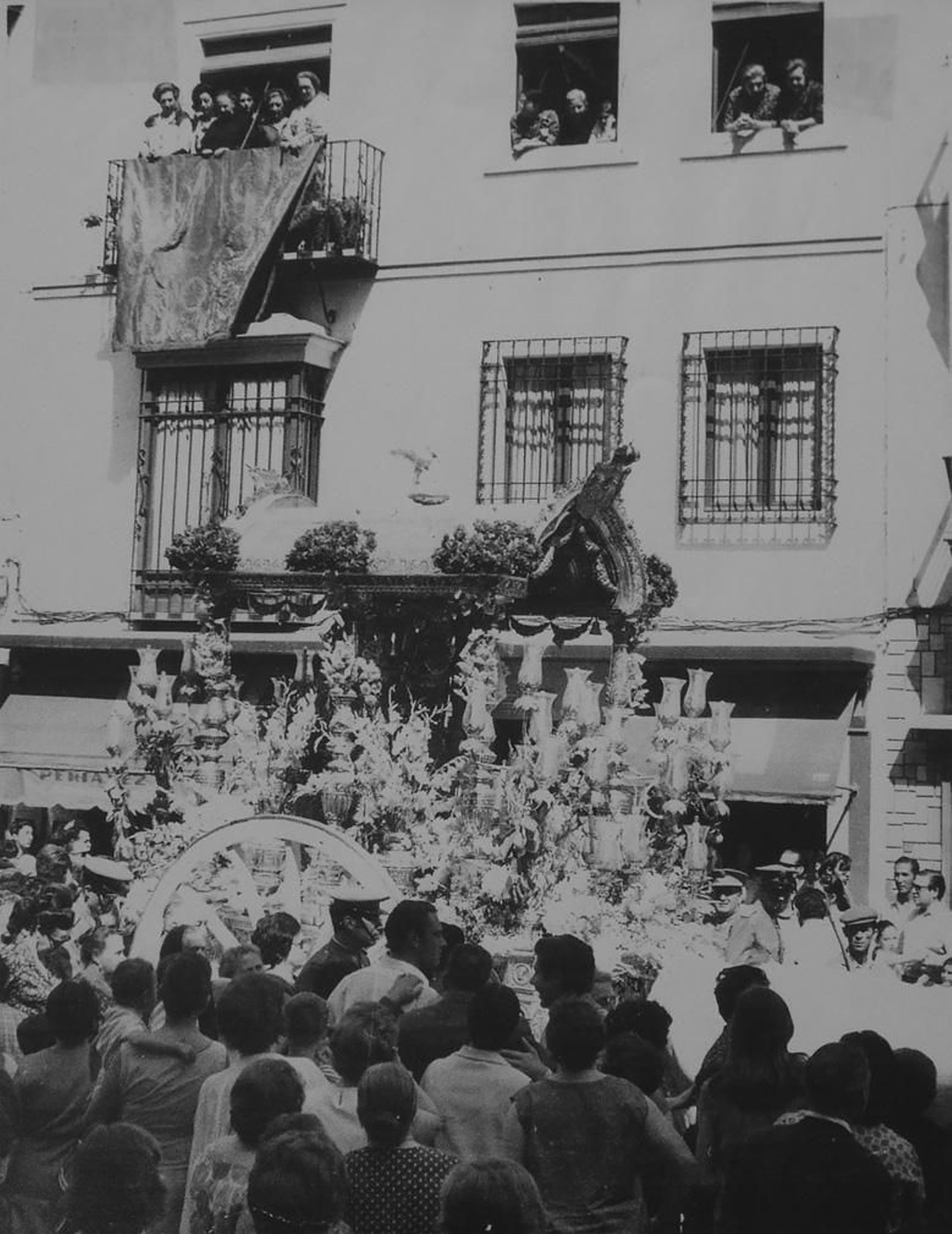 Las Infantas Isabel Alfonsa, María de las Mercedes y María de la Esperanza y María de los Dolores contemplan la salida de la Hermandad del Rocío de Triana en la calle Castilla.