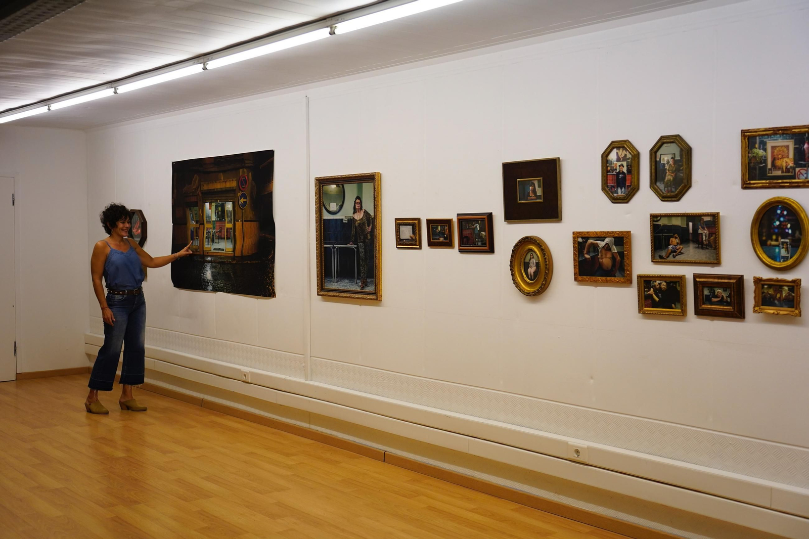 Fotos a Natalia Leiva con su exposición Miénteme, dime que me quieres