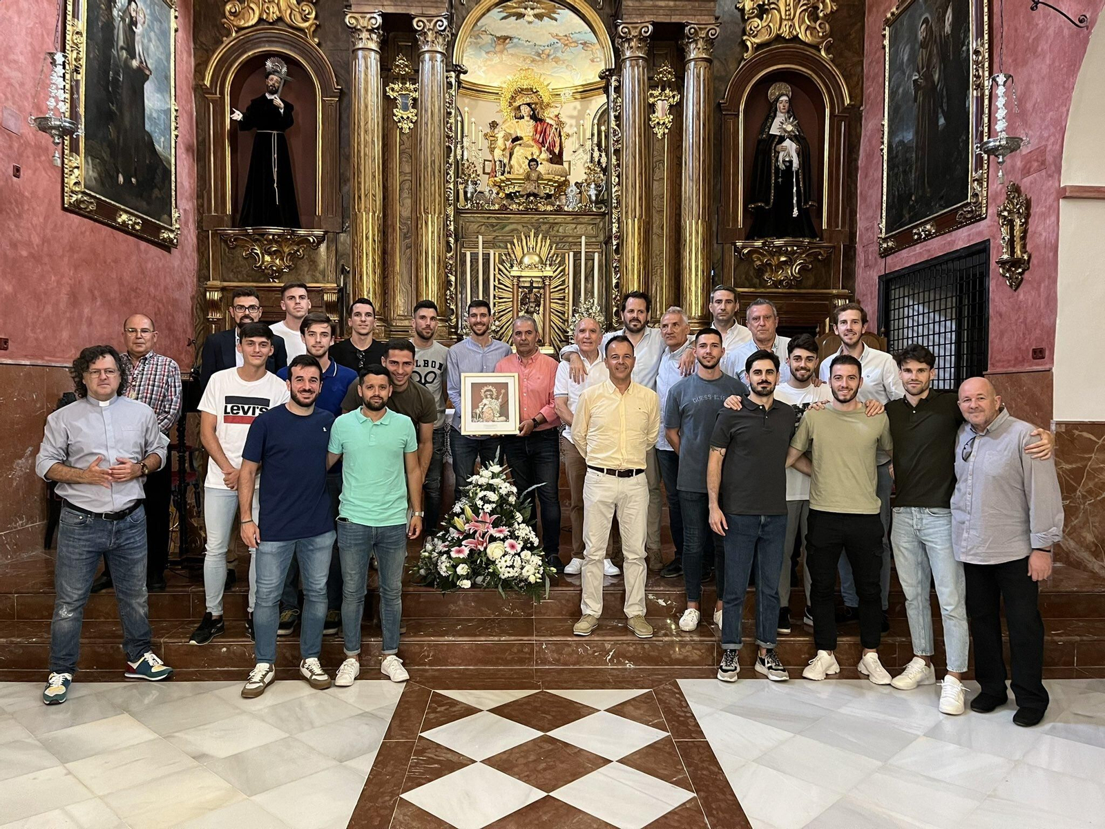La imagen de la ofrenda floral a la Divina Pastora.
