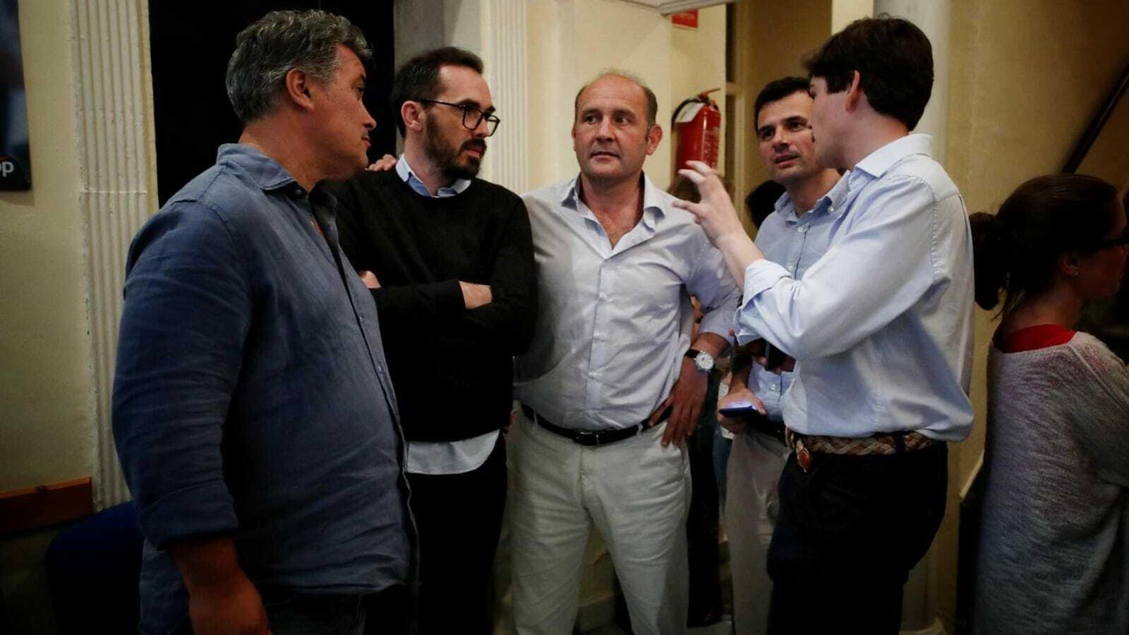 Juancho Ortiz, junto a miembros de su candidatura en la sede del PP.