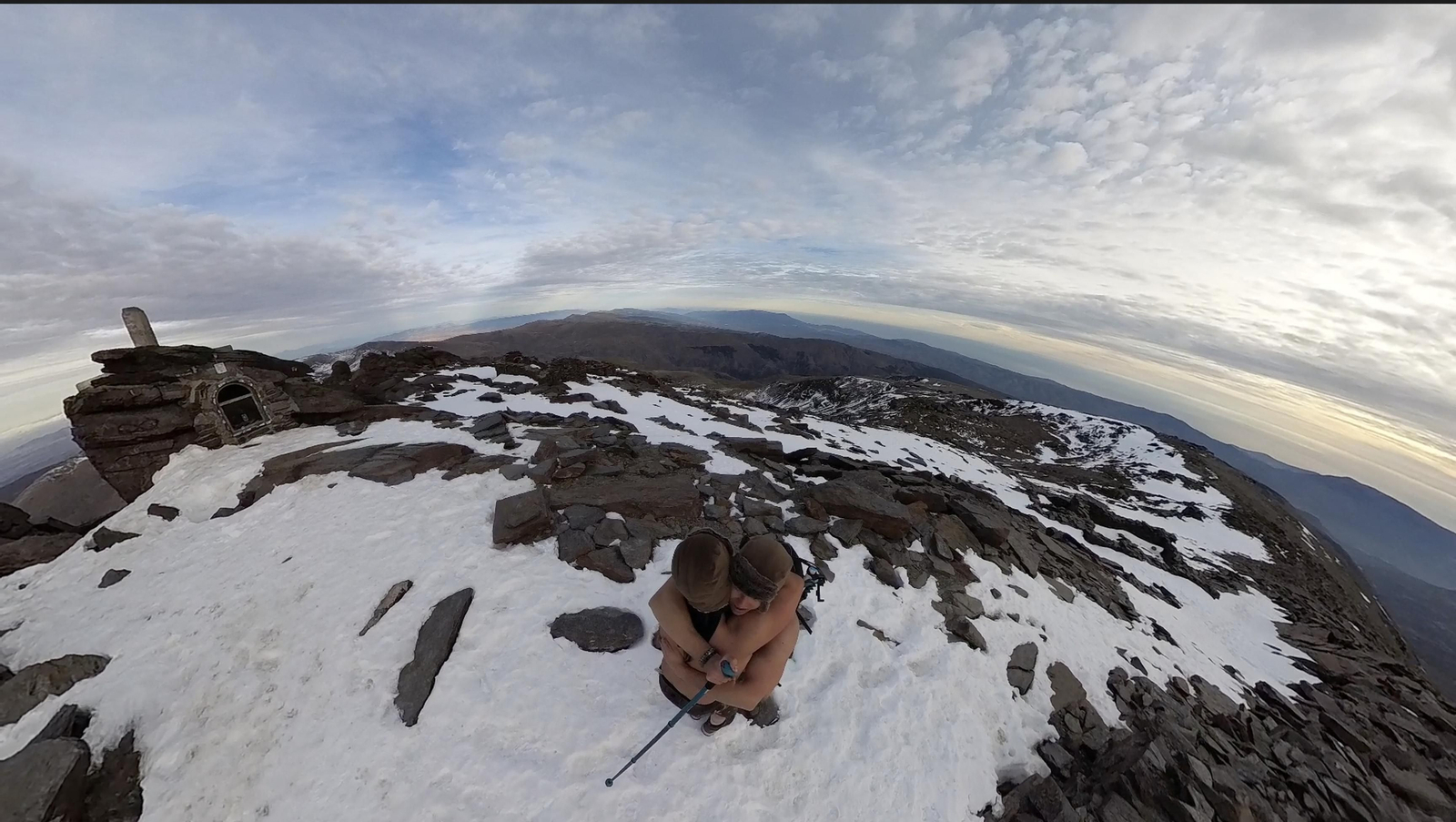 El grupo de jóvenes que subió desnudo al Mulhacén el 31 de diciembre.