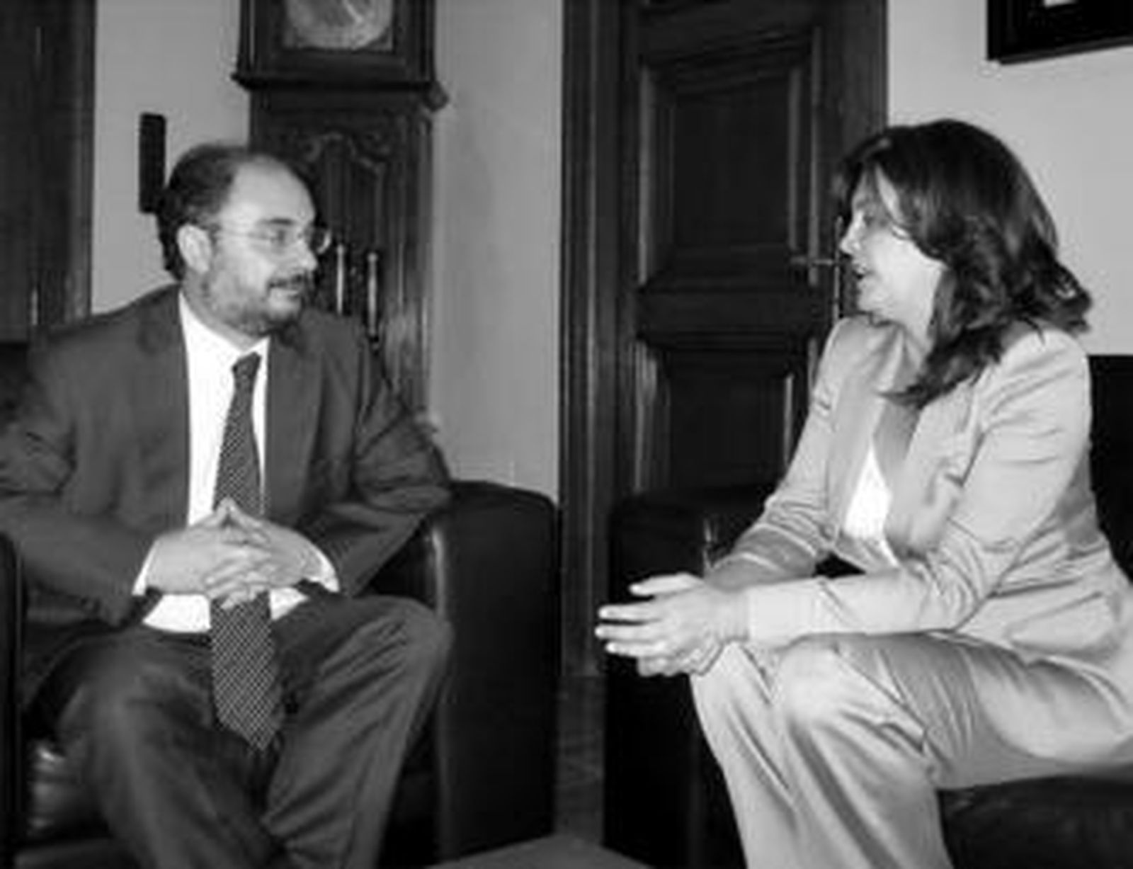 Un momento del encuentro de Dolores Barroso con el presidente de la Diputación de Zaragoza.