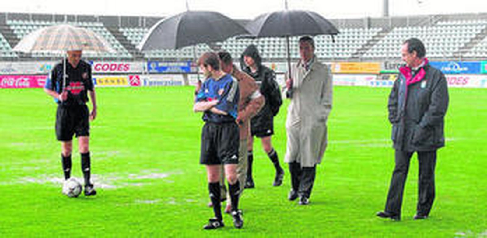 Ayza Gámez inspecciona el césped del Nuevo Mirador, antes de aplazar el Algeciras-Xerez de 2004.