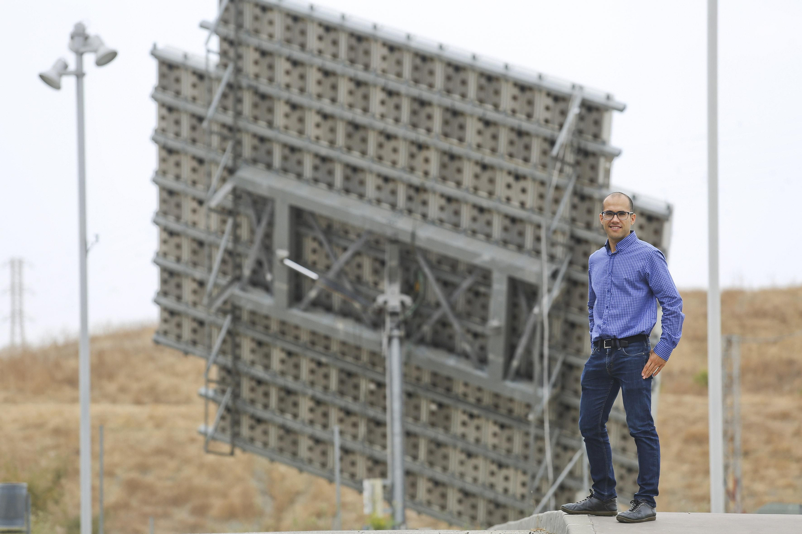 Juan Miguel Morales, ayer, junto a una placa solar de grandes dimensiones de la Escuela de Ingeniería Industrial de la Universidad de Málaga.
