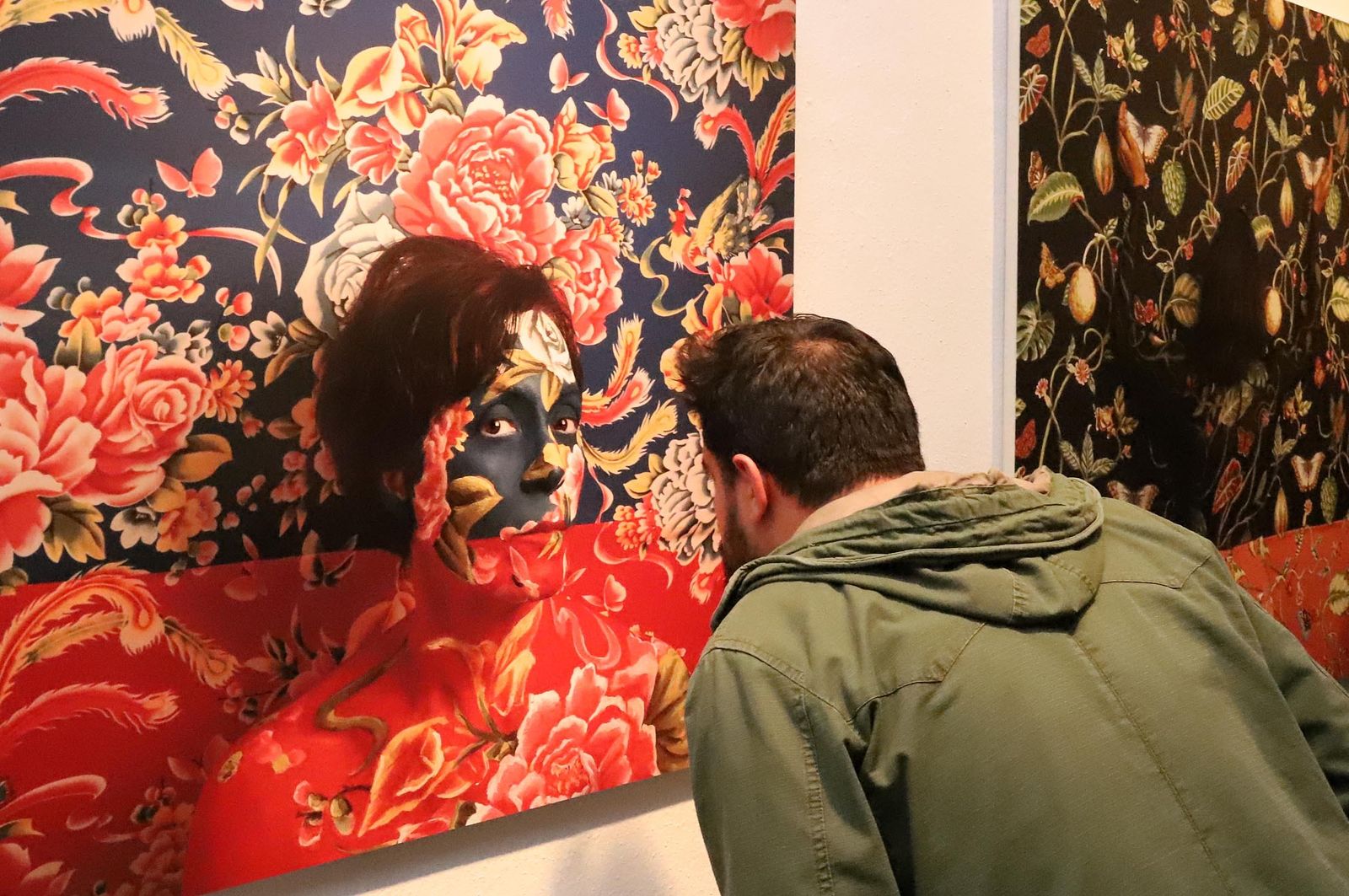 Imágenes de la exposición de Latitudes "Fotoperformances" de Cecilia Paredes