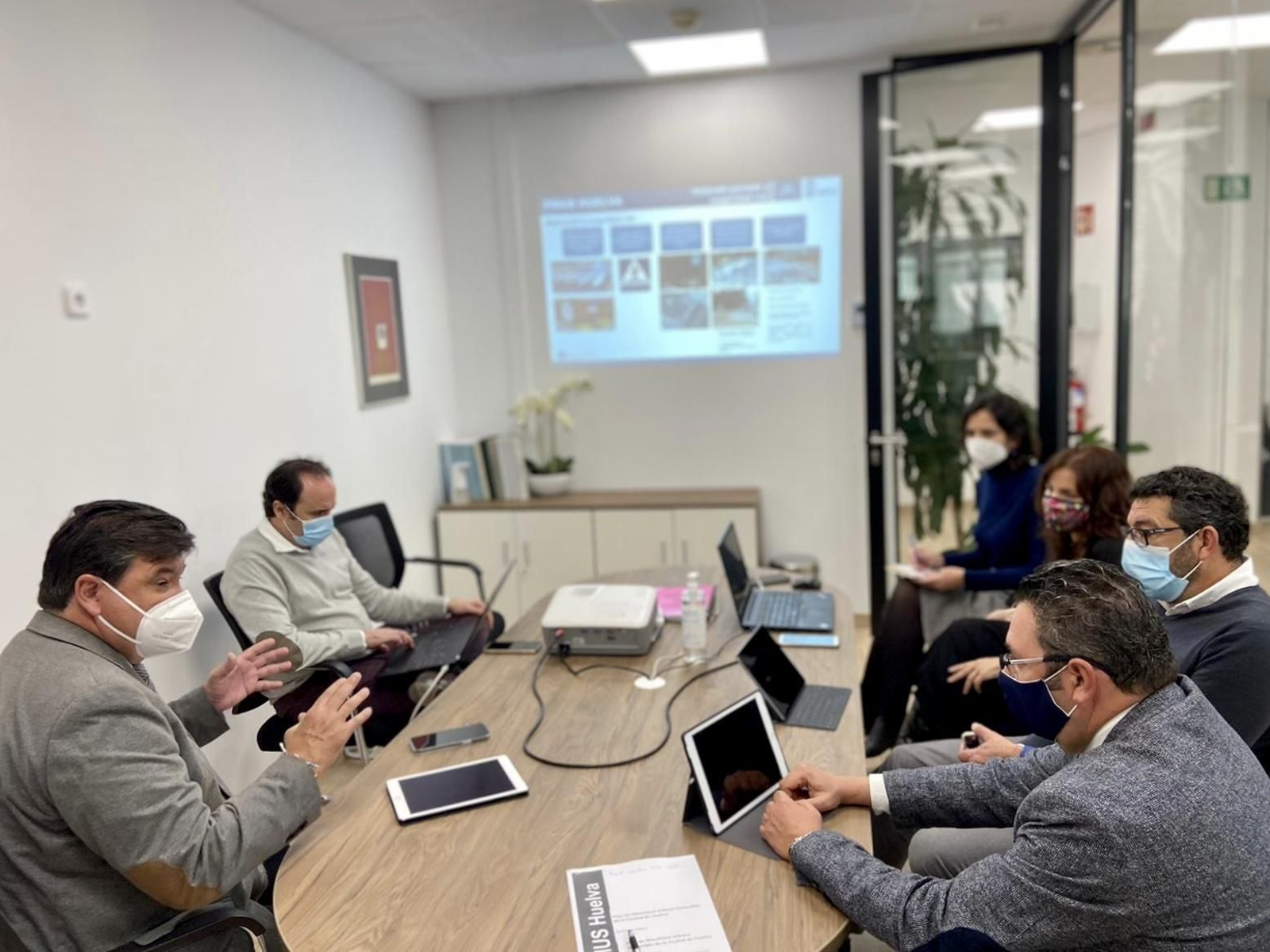 El alcalde durante la reunión mantenida