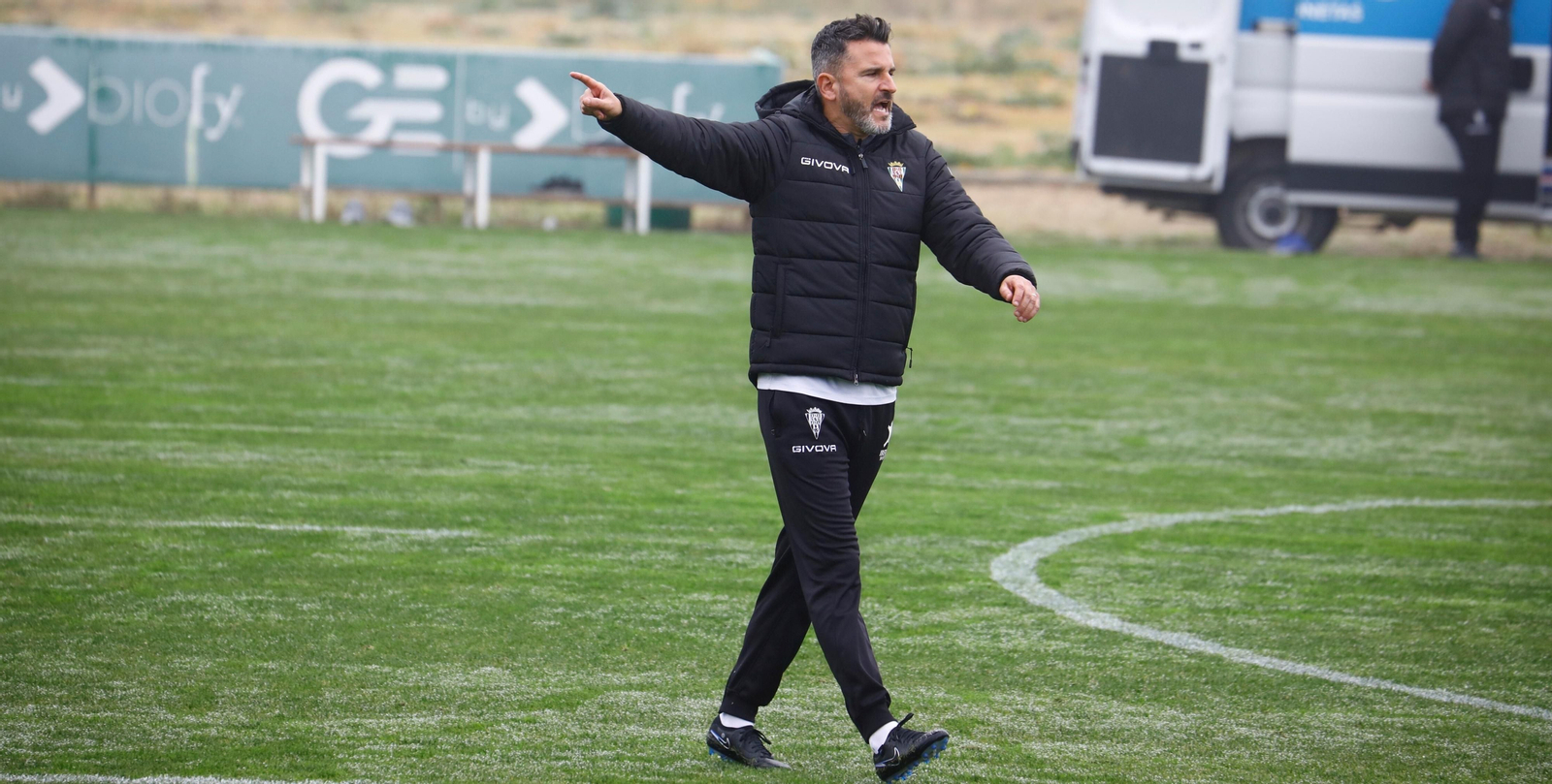 Iván Ania, entrenador del Córdoba CF, da indicaciones a sus jugadores en un entrenamiento. Iván Ania, entrenador del Córdoba CF, da indicaciones a sus jugadores en un entrenamiento.
