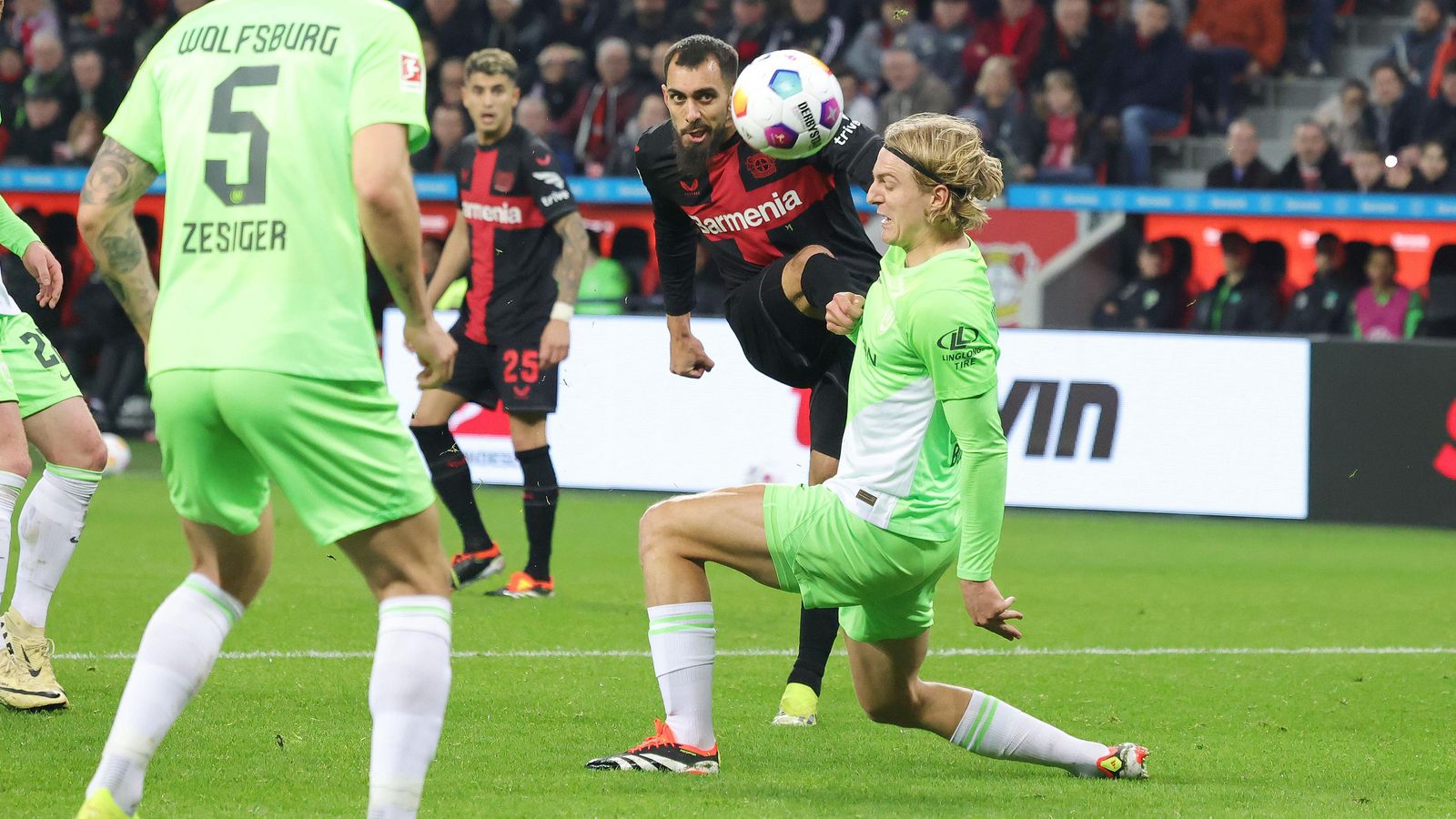 Borja Iglesias, durante un partido con el Bayer Leverkusen.