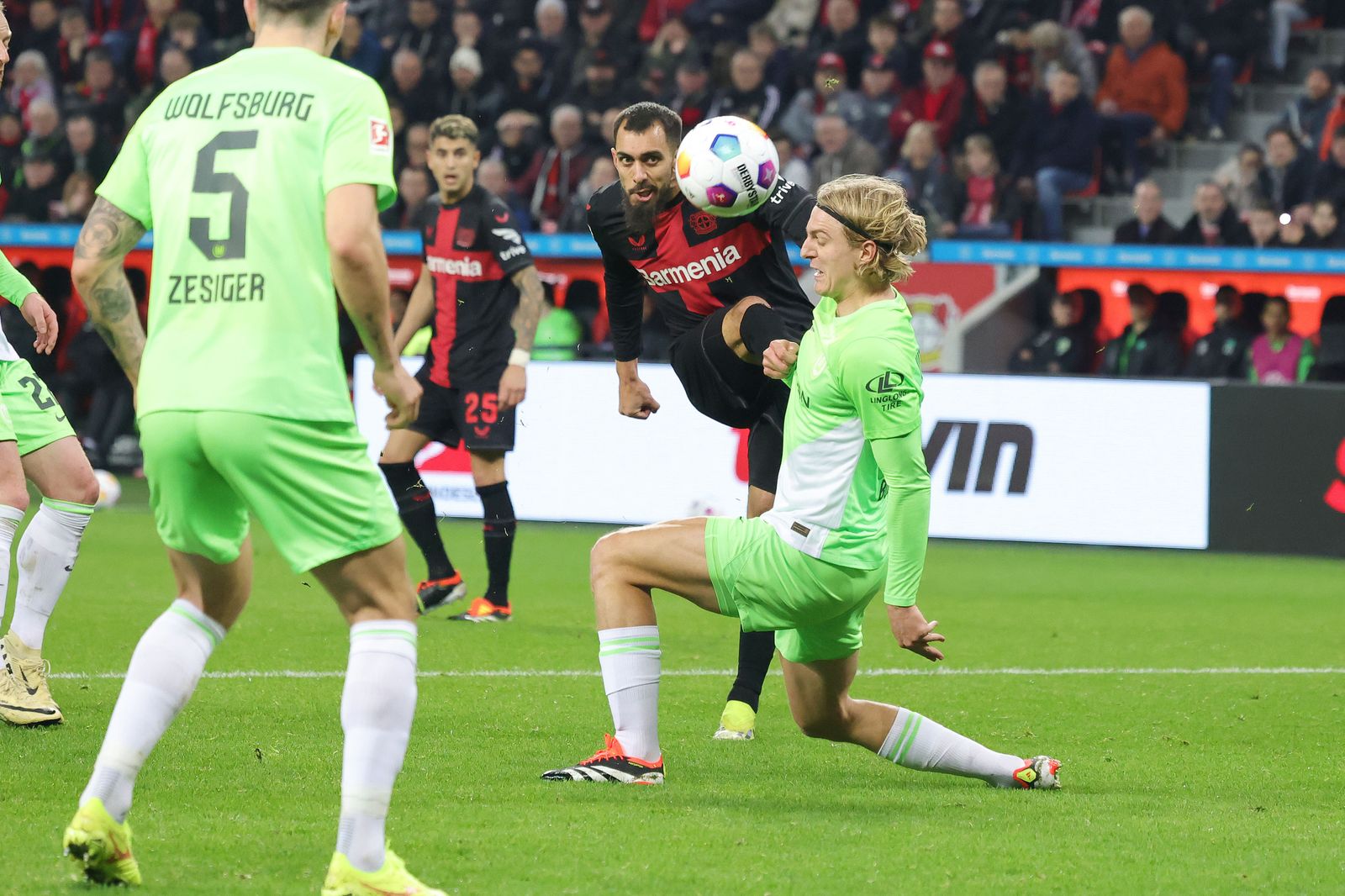 Borja Iglesias, durante un partido con el Bayer Leverkusen.