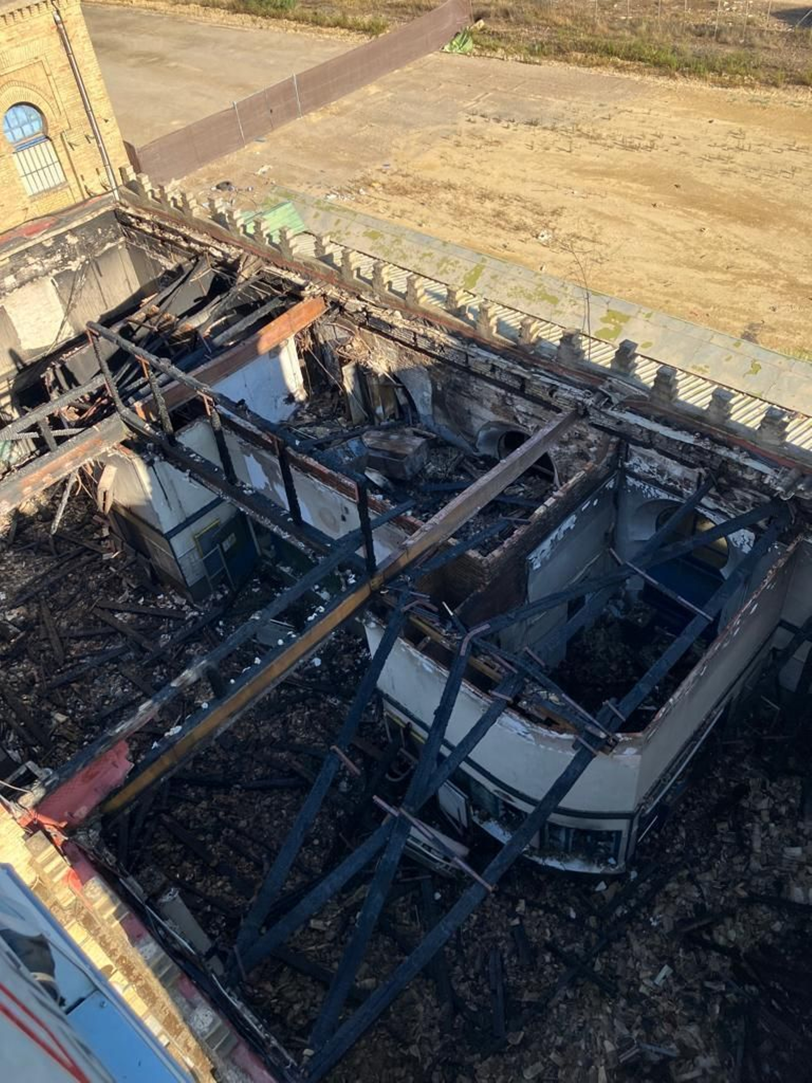 Estado del techo del edificio de la estación afectado pro las llamas.