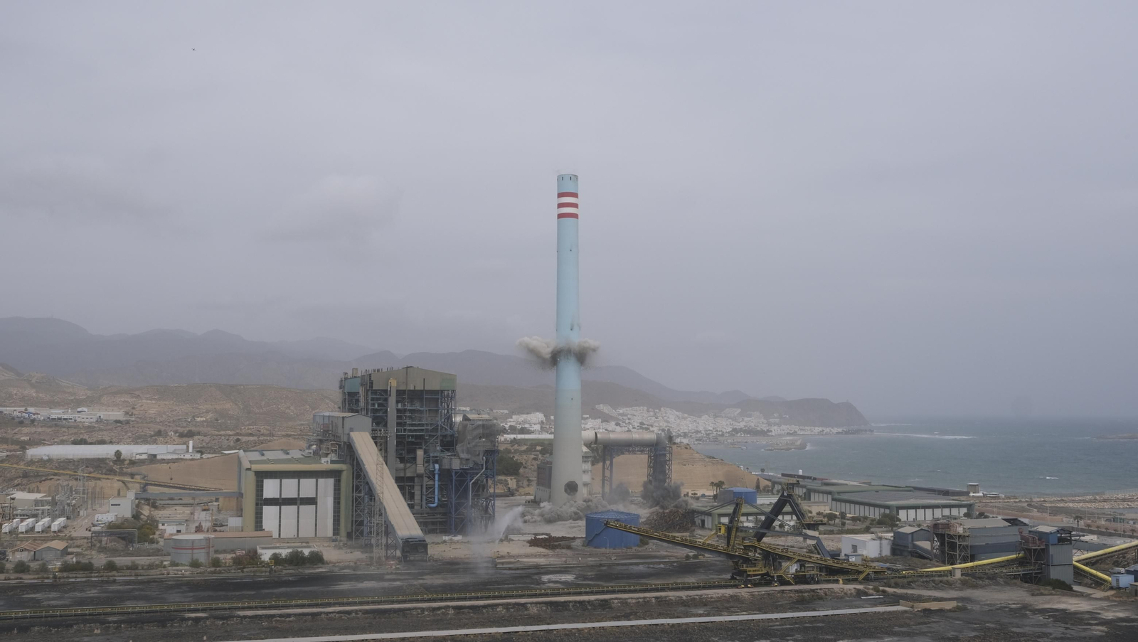 El derribo de la Torre Litoral de Endesa en Carboneras, en imágenes