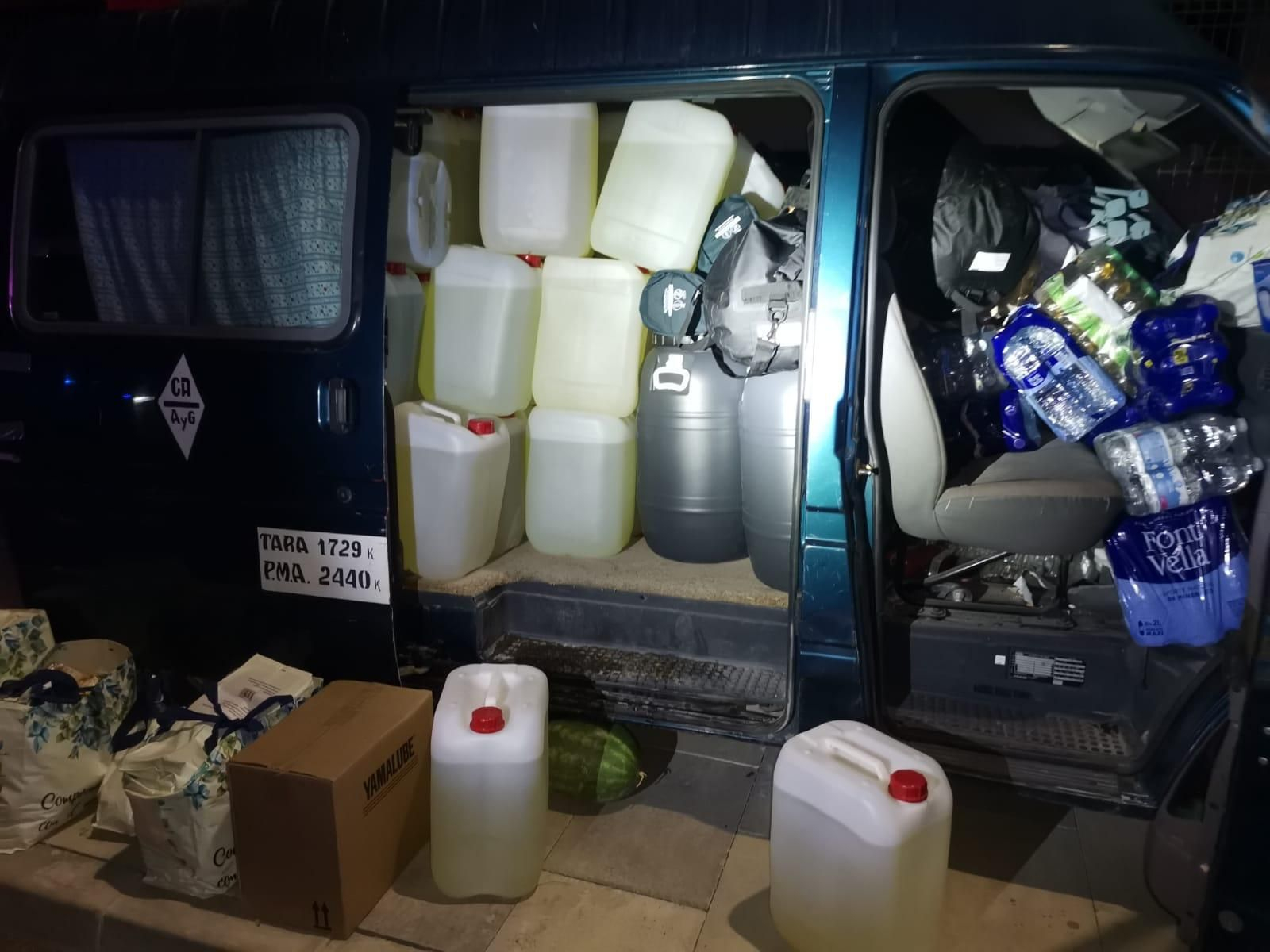 Las garrafas incautadas dentro de la furgoneta.