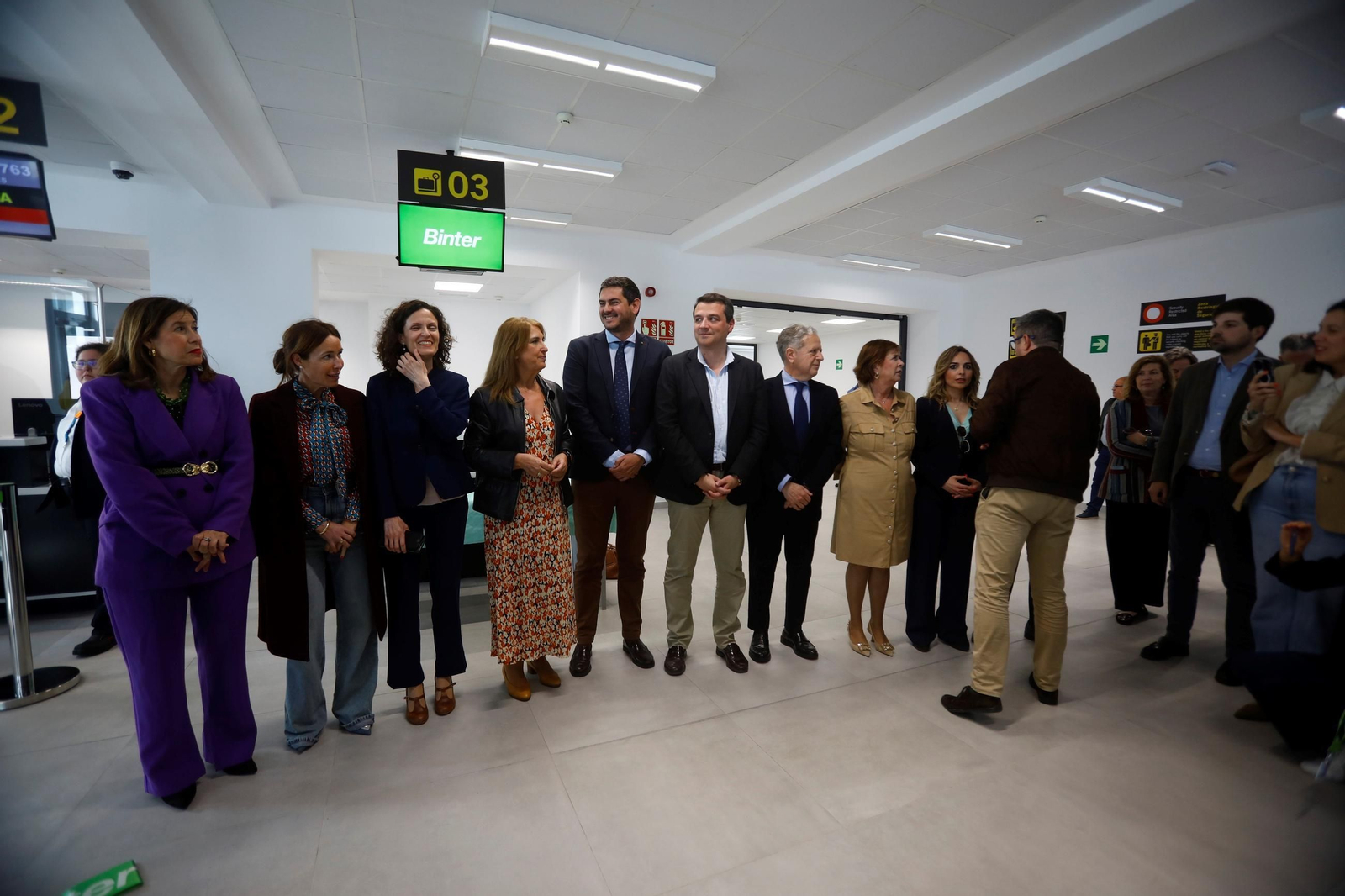 El aeropuerto de Córdoba recibe el primer vuelo de Binter desde Canarias, en imágenes