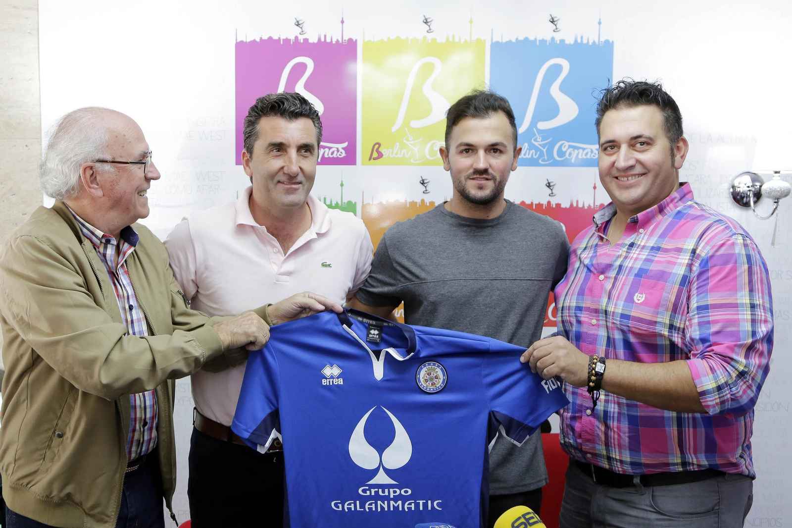 Álex Expósito posa orgulloso en su presentación junto a Tomás Villena, Edu Villegas y Juan Carlos Ibáñez.