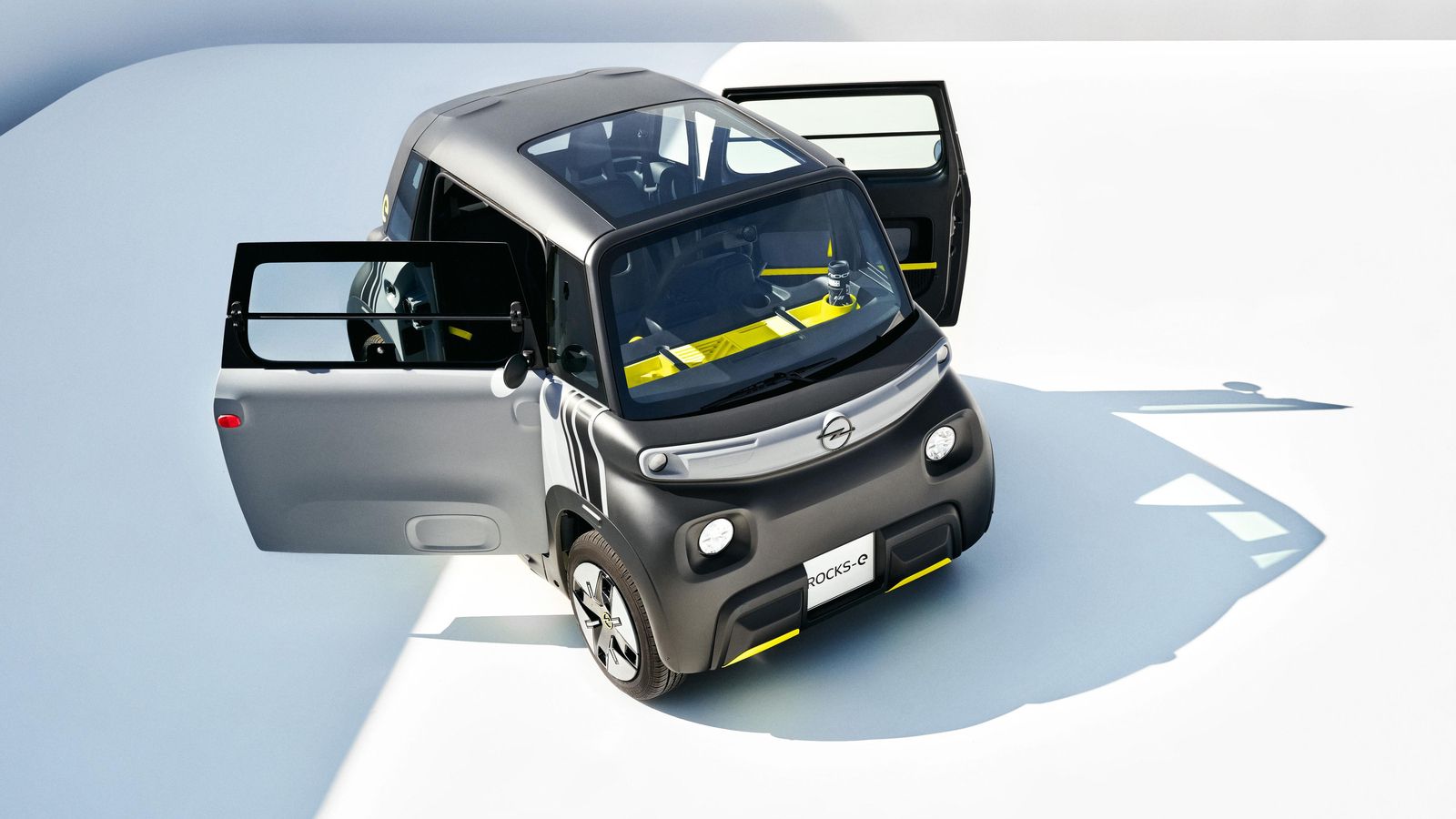 Elementos de la carrocería como aletas, puertas o las piezas del frontal y trasera son intercambiables entre sí para facilitar la logística en caso de reparación.