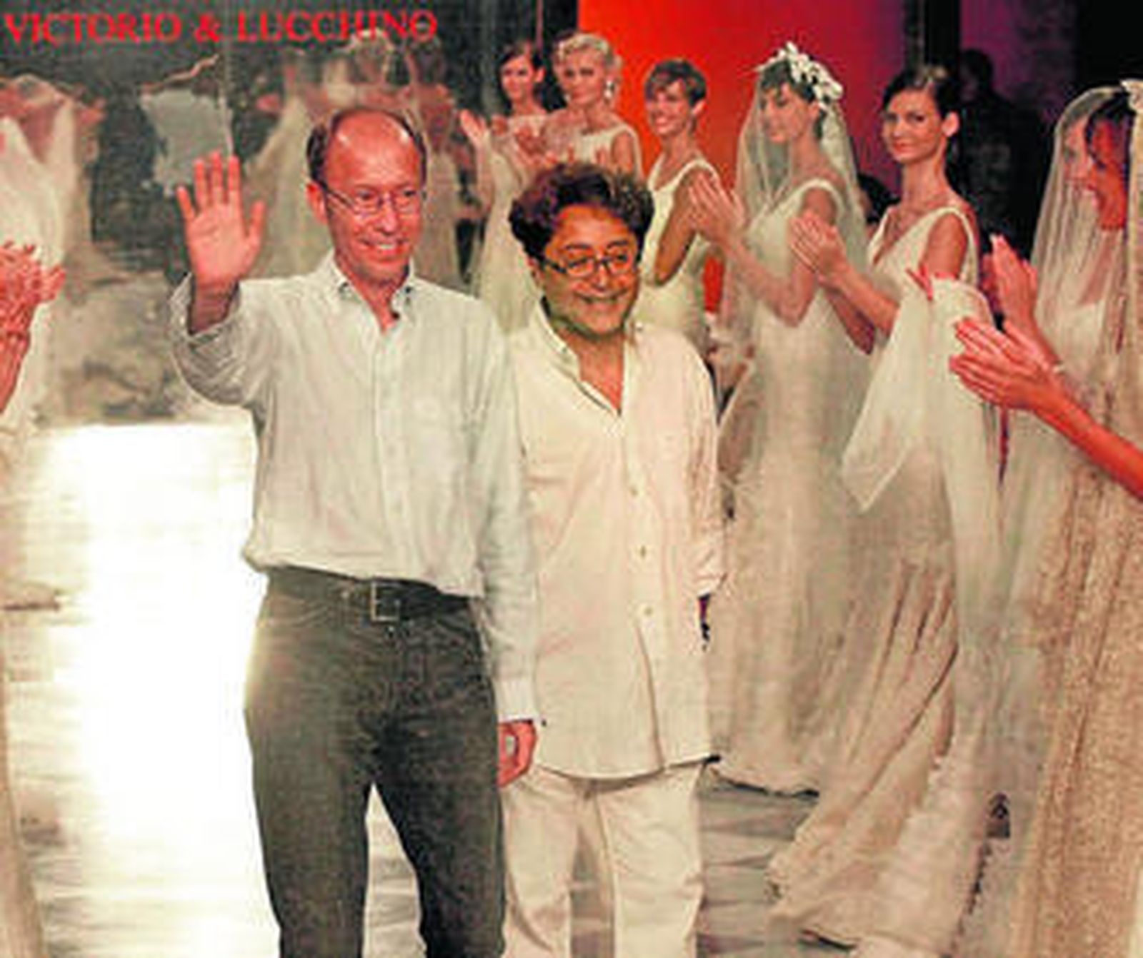 Los diseñadores sevillanos saludan tras un desfile de moda nupcial en la Pasarela Gaudí.