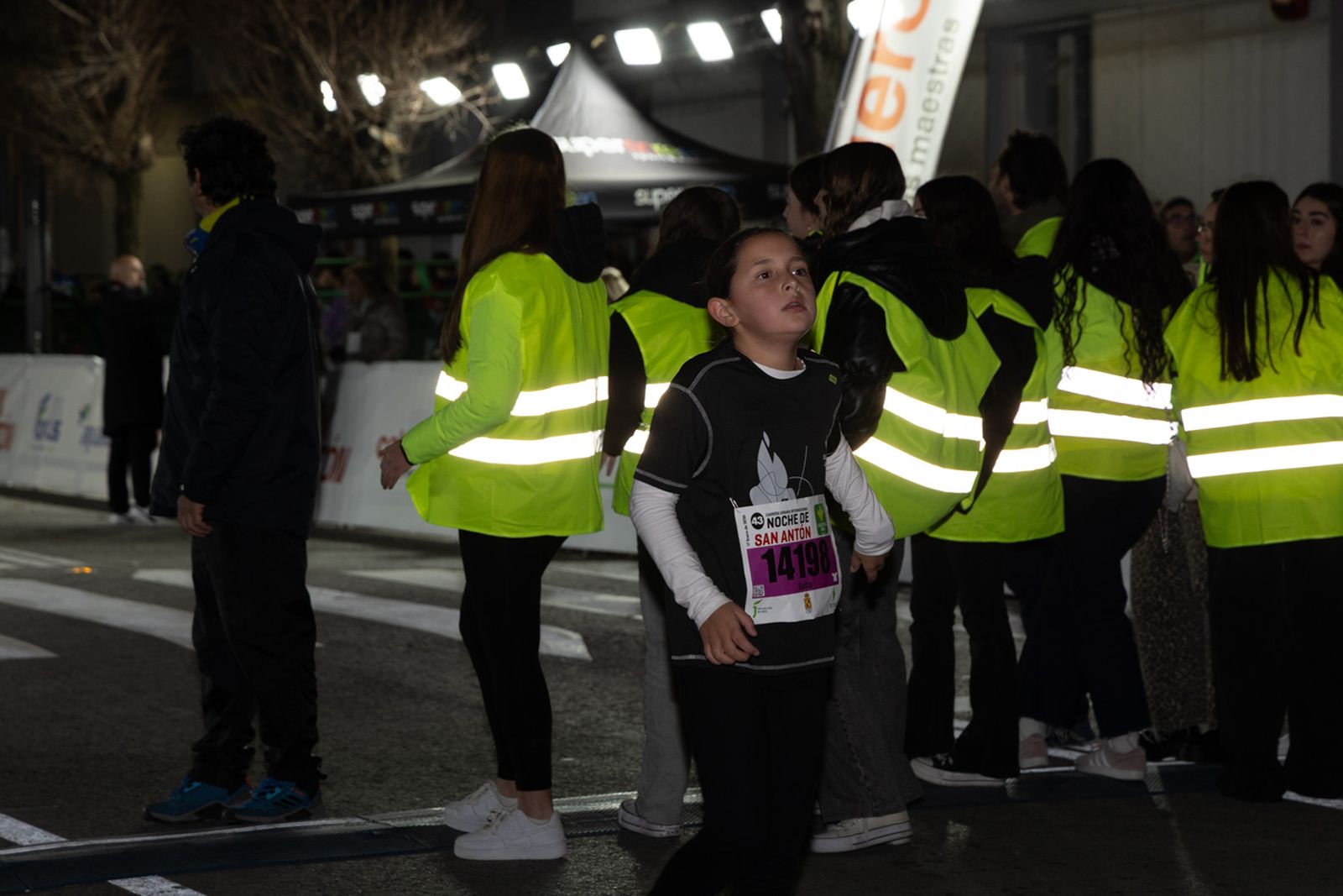 En imágenes: 2.000 atletas brillan con luz propia en la infantil de la Carrera de San Antón 2026