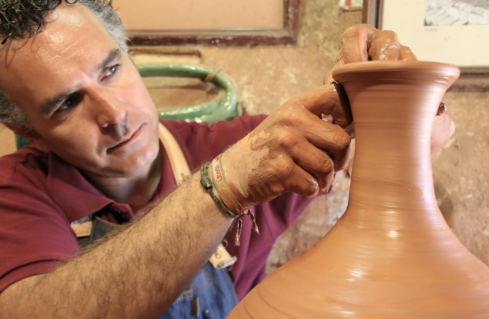 Conserva, afortunadamente, uno de los pocos hornos de tipo hispano-morisco que están todavía en uso en España.