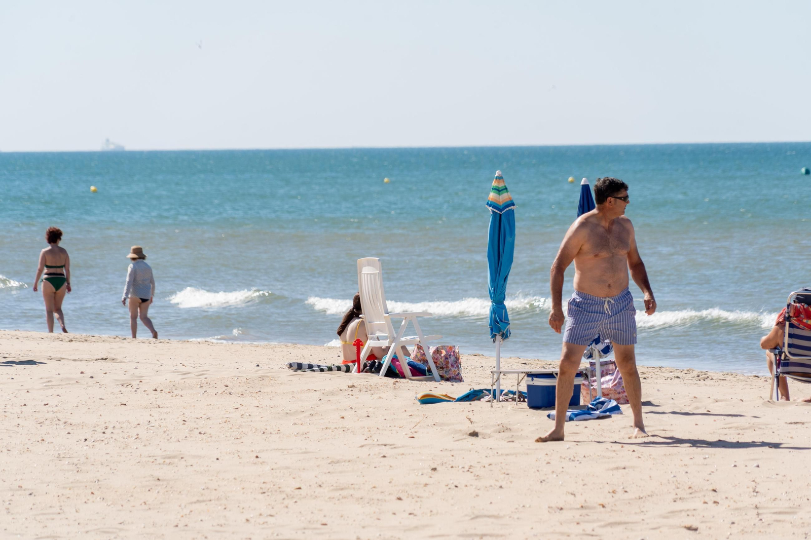 La Playa de la Bota este domingo, soleada, viva&nbsp;y&nbsp;con&nbsp;brisa